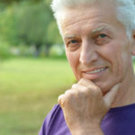 Homme mûr avec les cheveux blanc