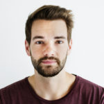 Portrait d'un jeune homme barbu sur fond blanc