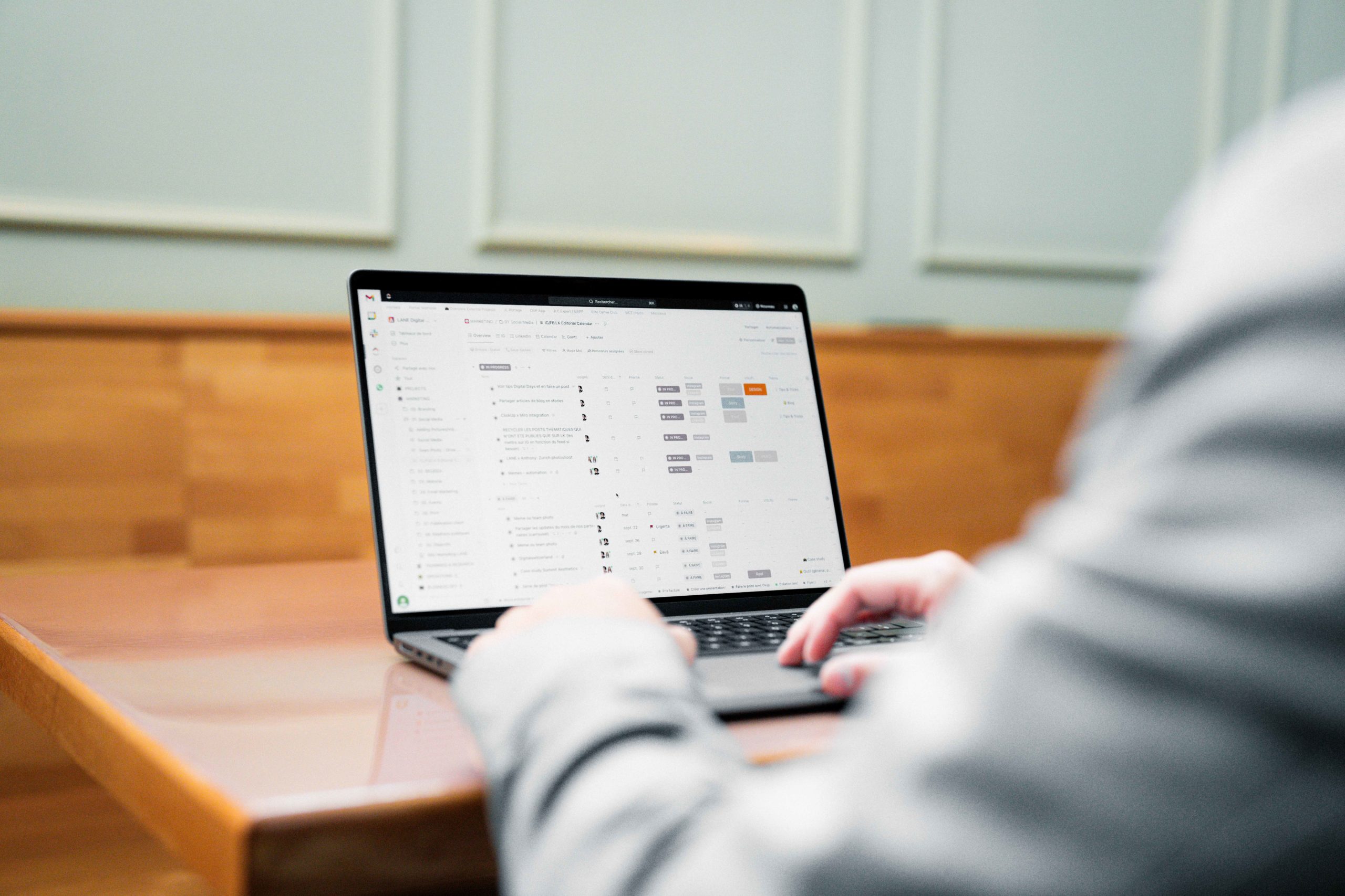 Mac book avec un ClickUp board